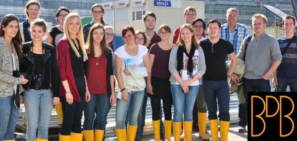 14_10 Gruppenbild Baustellenbesichtigung (web 600x286, mit Logo)_Schmidt