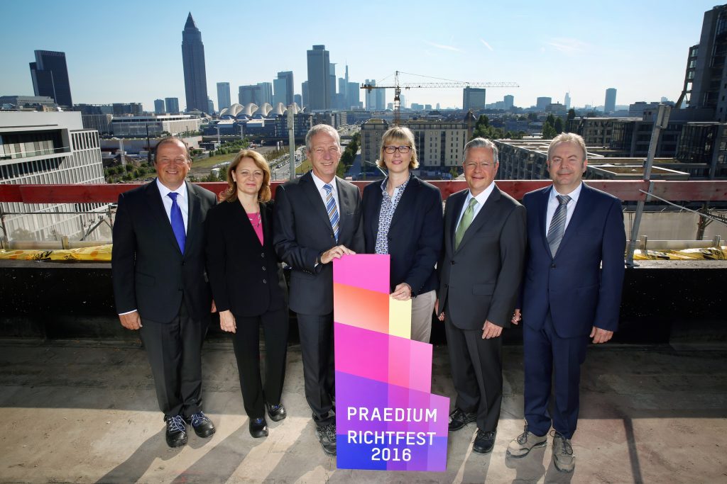 PRAEDIUM-Richtfest - Imponierender Panoramablick auf die Frankfurter Skyline Dipl.-Ing. Manfred Wendig, (Projektleiter, Hochtief) und von der Nassauischen Heimstätte: Heike Stüber (Leiterin Neubau Immobilien), Dr. Thomas Hain (Leitender Geschäftsführer), Monika Fontaine-Kretschmer (Geschäftsführerin), Dr. Constantin Westphal, (Geschäftsführer) und Wolfgang Kamerowski (PRAEDIUM-Projektleiter) (v.l.n.r., Foto: Christoph Boeckheler/ Nassauische Heimstätte