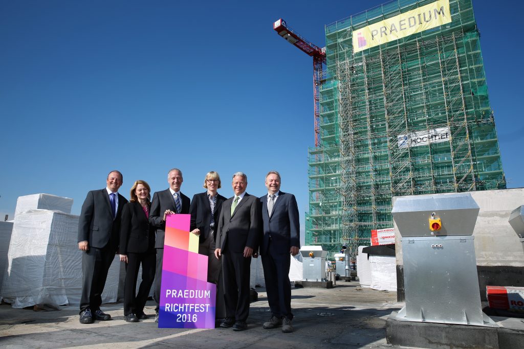 PRAEDIUM-Richtfest Dipl.-Ing. Manfred Wendig, (Projektleiter, Hochtief) und von der Nassauischen Heimstätte: Heike Stüber (Leiterin Neubau Immobilien), Dr. Thomas Hain (Leitender Geschäftsführer), Monika Fontaine-Kretschmer (Geschäftsführerin), Dr. Constantin Westphal, (Geschäftsführer) und Wolfgang Kamerowski (PRAEDIUM-Projektleiter) (v.l.n.r., Foto: Christoph Boeckheler/ Nassauische Heimstätte