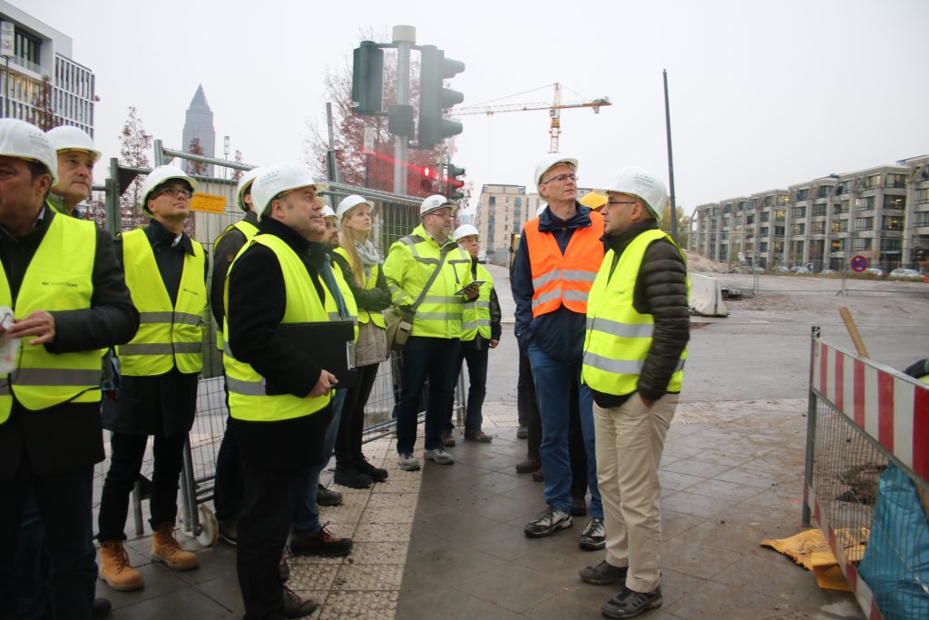 BDB zu Besuch im PRAEDIUM - Start des Rundgangs, Projektleiter Wolfgang Kamerowski (Mitte) und Oberbauleiter Jörg Harig (3. von rechts), Nassauische Heimstätte Foto: PRAEDIUM/ Roessler ProResult