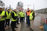BDB zu Besuch im PRAEDIUM - Start des Rundgangs, Projektleiter Wolfgang Kamerowski (Mitte) und Oberbauleiter Jörg Harig (3. von rechts), Nassauische Heimstätte Foto: PRAEDIUM/ Roessler ProResult