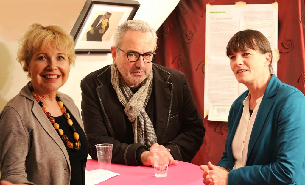 Die Talk-Runde des 28. Immo-Skandals im Frankfurter Satire Theater Die Schmiere: Herbert Cybulska mit Edda Rössler (Roessler ProResult) und Effi B. Rolfs (Theater Die Schmiere) Foto: Roessler ProResult