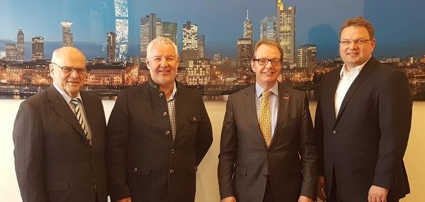 Dieses Bild hat ein leeres Alt-Attribut. Der Dateiname ist 17_09_18-gespraech-handwerkskammer-frankfurt-rhein-main-ehinger-reimann-riess-ostermann-web-600x286_ost.jpg