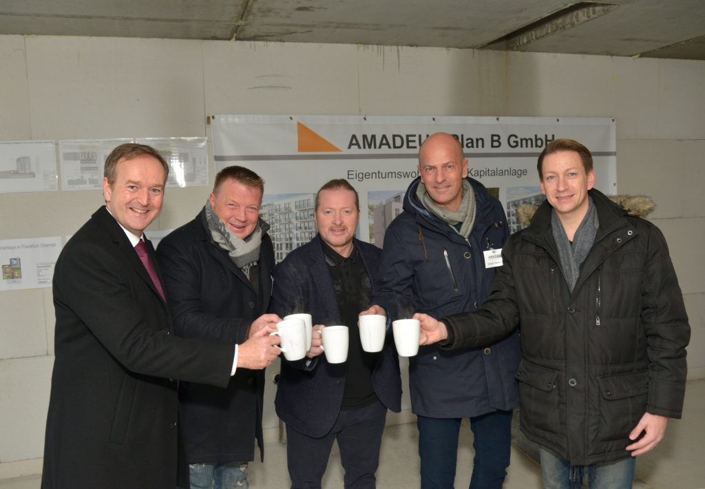 AMADEUS Twentyfive feiert Richtfest mit Promi Joey KellyCarsten Lau (Vertriebsleiter AMADEUS Group), Dirg Parhofer (Geschäftsführer AMADEUS Group), Joey Kelly (Werbepartner), Volker Deifel (Geschäftsführer AMADEUS Group) und Christian Becker (CDU), Ortsvorsteher Oberrad (v.l.n.r.)Foto: AMADEUS Group, Fotograf: Bernd Kammerer