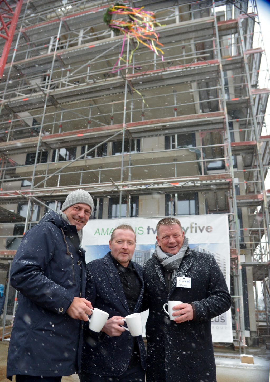 AMADEUS Group Geschäftsführer Volker Deifel (links) und AMADEUS Group Geschäftsführer Dirg Parhofer (rechts) mit Werbepartner Joey Kelly (Mitte)Foto: AMADEUS Group, Fotograf: Bernd Kammerer[