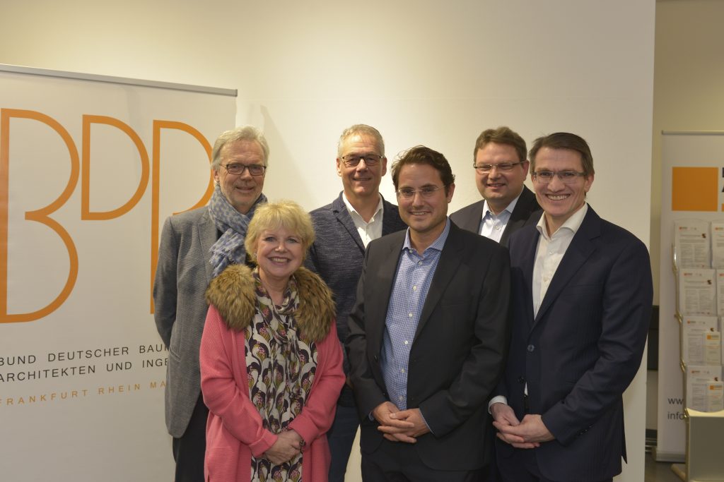 Wieviel Handlungsspielraum bleibt moderner Stadtplanung? Diskussionsveranstaltung am 24.1.18 (v.l.n.r.) Horst Schneider (ehemaliger Offenbacher Oberbürgermeister), Edda Rössler (Roessler ProResult), Martin Hunscher (Leiter Stadtplanungsamt Frankfurt am Main), Tobias Rösinger (Geschäftsführer Wentz & Co), Andreas Ostermann (1, Vorsitzender BDB HESSEN-FRANKFURT) und Ralf Werner (Niederlassungsleiter Instone Real Estate) (Foto: BDB HessenFrankfurt/ Fotograf: Bernd Kammerer)