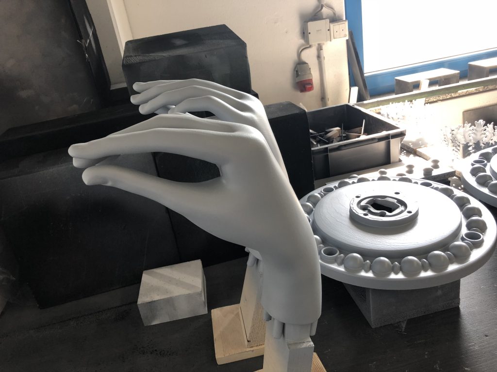 Das Pendel der Zeit am Haus Würzgarten - Vielseitiger 3D-Druck mit Kegelmann Technik - von der industriellen Anwendung bis zu Kunst am Bau Foto: Kegelmann Technik