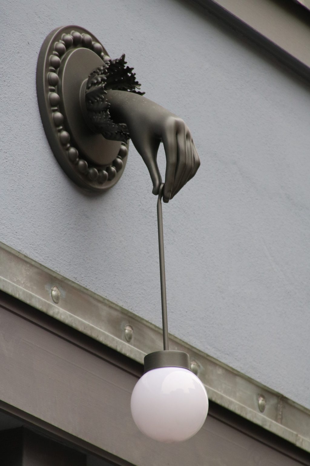 Das Pendel der Zeit - ein wahrer „Eye-Catcher“: Hände im 3D-Druckverfahren gefertigt, dazu Stab und Solarleuchte Foto: Roessler ProResult