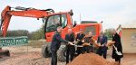 Spatenstich für mehr Wohnraum: Axel Kaufmann, Ortsvorsteher Bockenheim 2 Frank Junker, Vorsitzender Geschäftsführung ABG HOLDING, Frank Berlepp, Geschäfrsführer LBBW Immobilien Management GmbH, Gudrun Buhr, Architektin, Oberbürgermeister Peter Feldmann, Michael Knisatschek, Geschäftsführer Rebstock Projektgesellschaft (vlnr.) Foto: Roessler ProResult